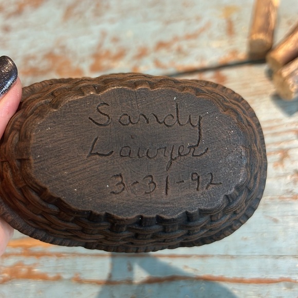 Vintage Artist Signed Ceramic Woven Basket with mini wooden logs - Picture 4 of 4